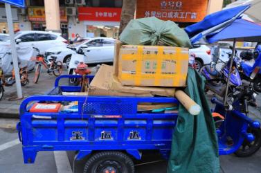 杭州快递小哥获百万补贴 主播李佳琪落户上海