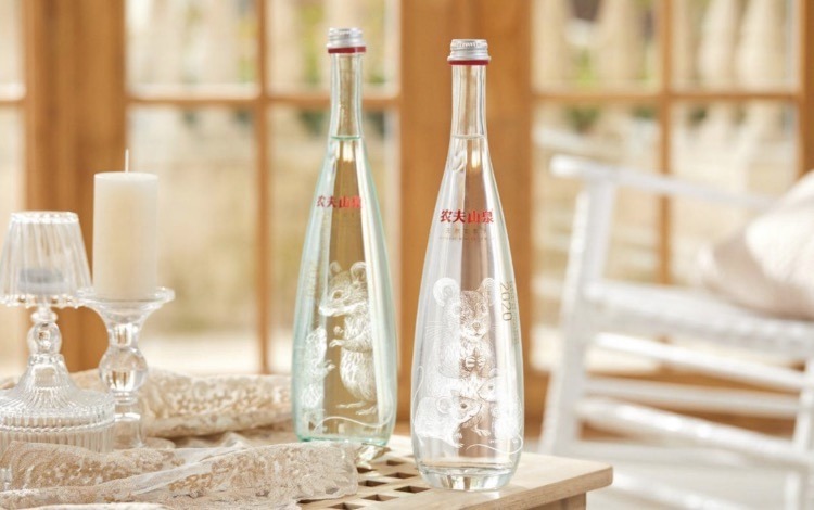 一瓶矿泉水隐形成本约0.9元：原材料成本约为0.5元 营销约占0.4元