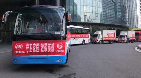 安凯客车车队承载慰问团队到达抗洪一线官兵驻地