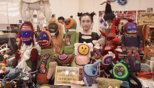 90后女生废品堆“淘金”：用旧衣服缝制手作娃娃 ， 一个能卖500元