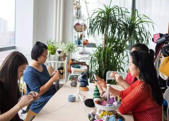 大妈织毛衣，每天直播16小时一年赚2000万