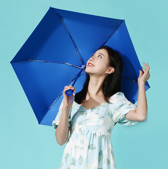 走到哪都能随身携带的轻巧炫彩小蓝伞，轻轻松松防晒防雨